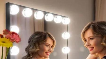 How did Hollywood makeup mirrors come from? Why is it called a Hollywood makeup mirror?