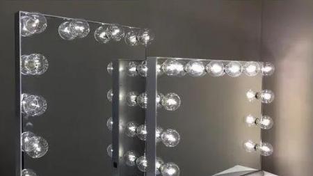 Install the bulb lamp around the vertical makeup mirror