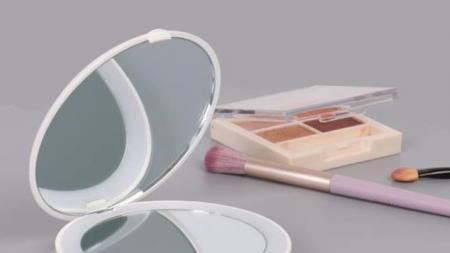 The Convenience of a Portable Pocket LED Makeup Mirror