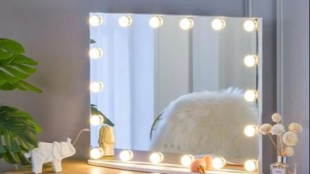 Beautiful and practical desktop LED makeup mirrors can decorate your dressing table very well